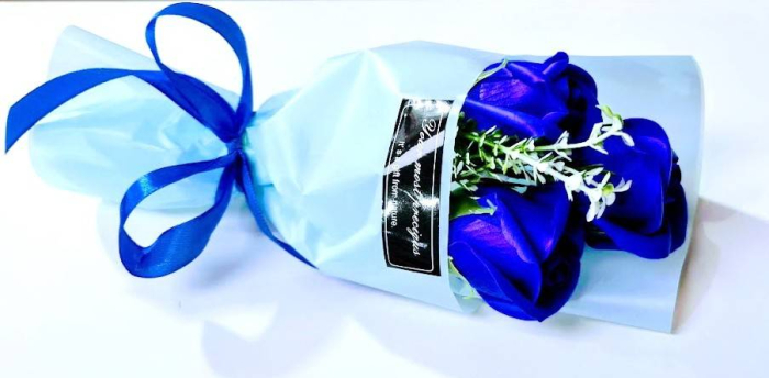 buchet 3 trandafiri de sapun ambalat in cutie cadou transparenta cu inimioare - Copie [2]