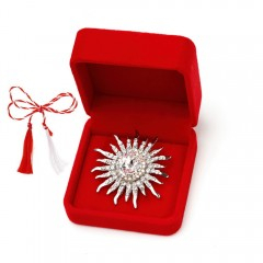 Martisor brosa soare cu strasuri in cutie de catifea [3]