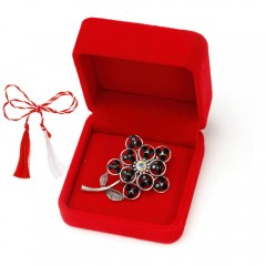 Martisor brosa vintage model floral in cutie de catifea [6]