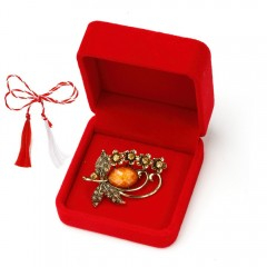 Martisor brosa vintage cu pietre fatetate in cutie de catifea [3]
