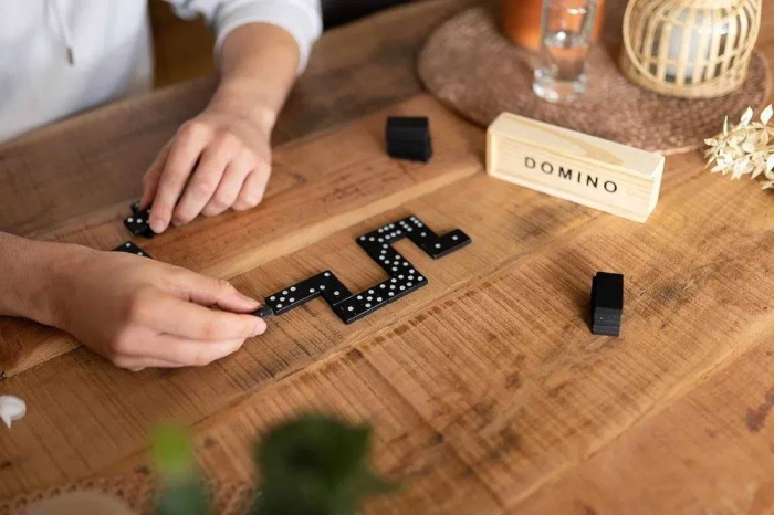 Domino din lemn, joc clasic pentru distractie si logica [5]