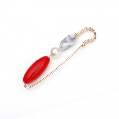 Martisor - Brosa dama tip ac de siguranta cu 3 elemente decorative, rosu, 8 cm