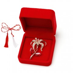 Produse Sezon - Martisor brosa crin cu strasuri in cutie de catifea