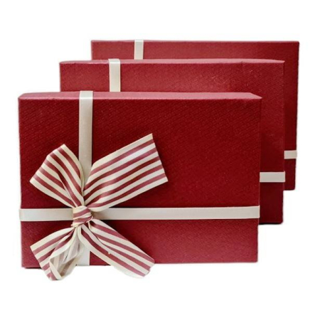Cutii cadou - set 3 cutii cadou in forma dreptunghiulara, fundita textila cu dungulite, crem cu capac bordo 17.5-22.5 cm