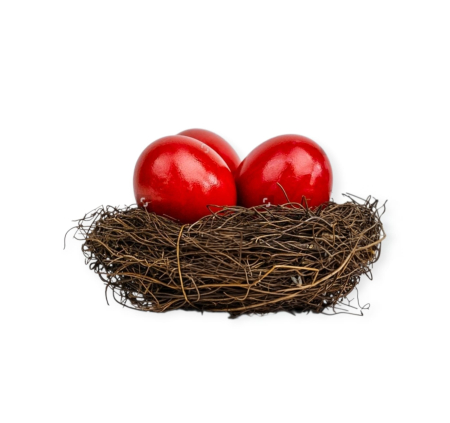 Paste - Decoratiune Paste – set 3 oua rosii din plastic, în cos din fire lemnoase impletite