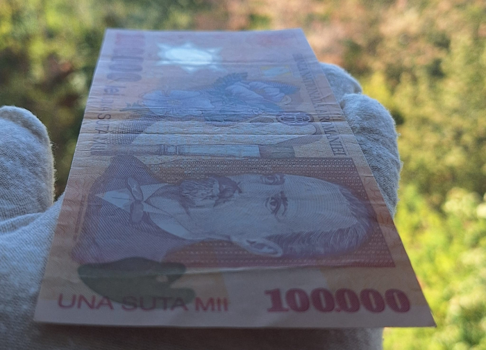 Romania, 100000 lei 2001, seria 018C2107105, circulata [7]