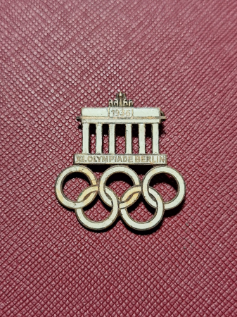Insigne/Medalii/Decoratii - INSIGNA OFICIALA CU LOGO-UL JOCURILOR OLIMPICE DE LA BERLIN DIN 1936 / DECUPAJ POARTA BRANDENBURG