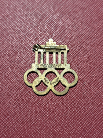 INSIGNA OFICIALA CU LOGO-UL JOCURILOR OLIMPICE DE LA BERLIN DIN 1936 / DECUPAJ POARTA BRANDENBURG [1]