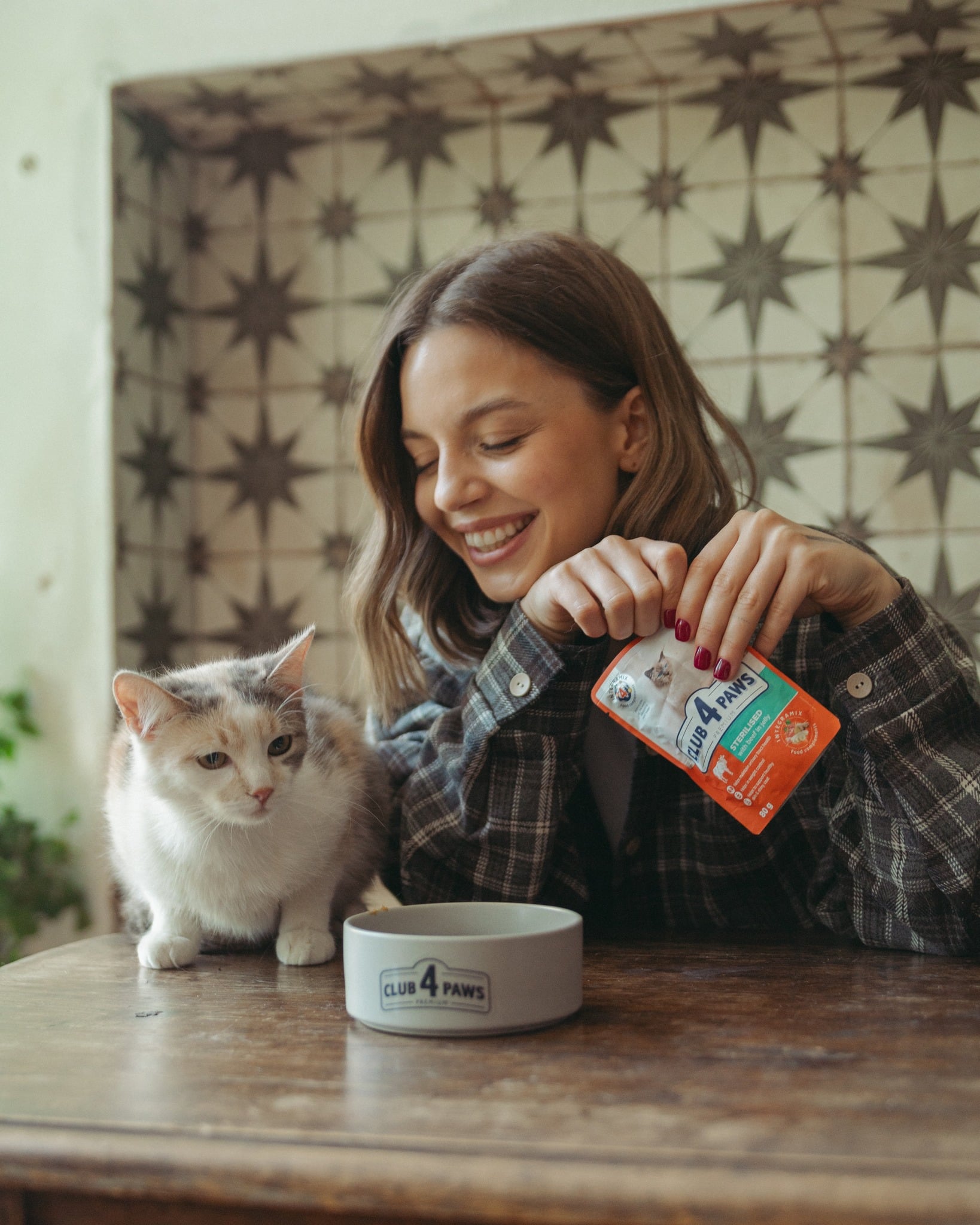 Cum combini hrana uscată cu cea umedă pentru pisici?