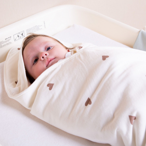 Prosop cu gluga si manusa de baie Childhome Jerse/Frotir 80x80 cm, Inimioare [4]