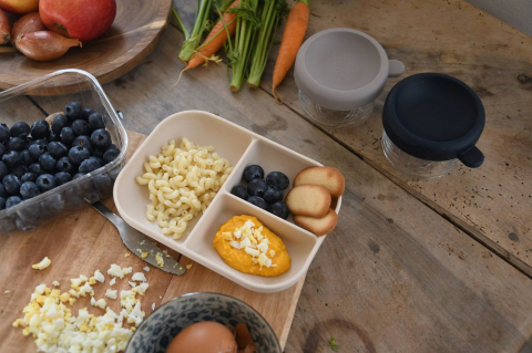 Farfurie compartimentata din silicon cu ventuza Beaba Clay [1]