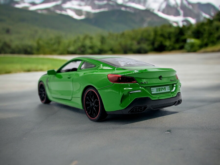 Masina metalica tip BMW M8 cu 3 sunete realistice, Farurile si stopurile lumineaza, Usile, capota si portbagajul se deschid, Baterii incluse, 22cm, Verde, Scara 1:24 [10]