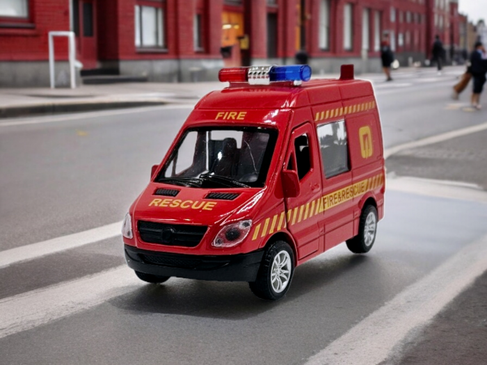 Masinuta metalica duba tip Mercedes Pompieri, Se deschid usile, Sunete si lumini, Baterii incluse, 12cm [8]