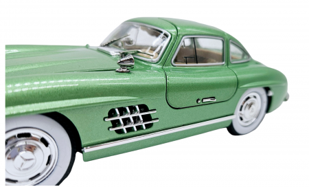 Masina metalica tip Mercedes-Benz 300 SL cu efecte de fum, Sunete si lumini, Capota portbagajul si cele 2 usi se deschid, Baterii incluse, 21 cm, Verde, Sacara1:24 [8]