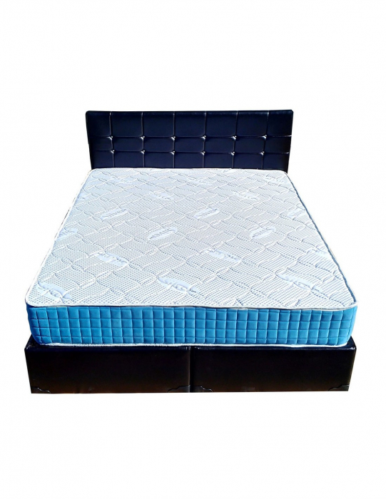 Set saltea Memory Foam PARIS 140x200 cu pilota alba pe pat negru [3]