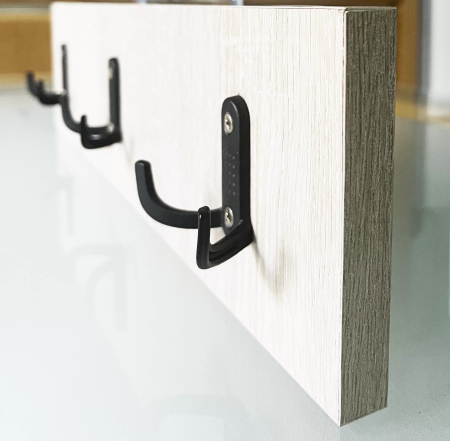 Cuier perete compact cu 3 agatatori 44x11 cm, stejar alb [1]