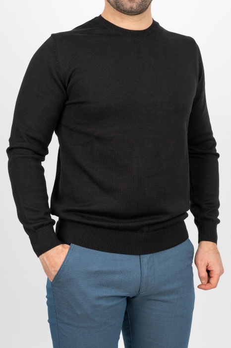 Pulover Negru Bărbați cu Guler în U – Design Modern, Versatil și Confortabil [1]