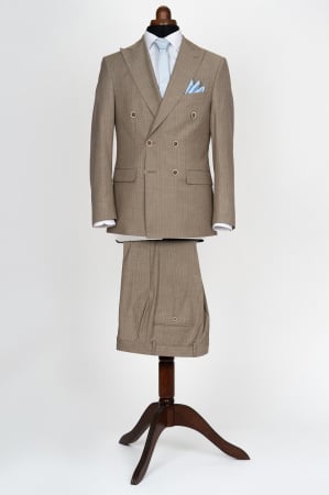COSTUME SLIM FIT CLASICE - Costum barbati slim fit bej cu dungi albe si doua randuri de nasturi