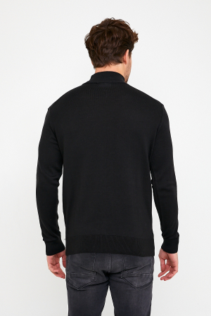 Pulover slim negru cu guler inalt [5]