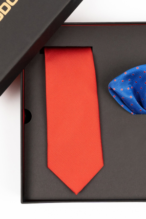 Set cadou cravata rosie si batista albastra cu elemente geometrice rosii [1]