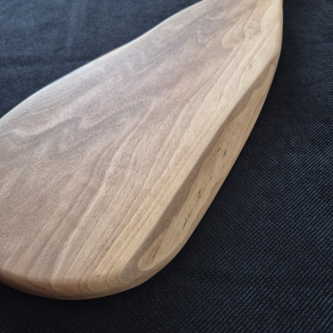 platou-servire-lemn-masiv-live-edge-54x16-handmade-escu-woodwork [3]