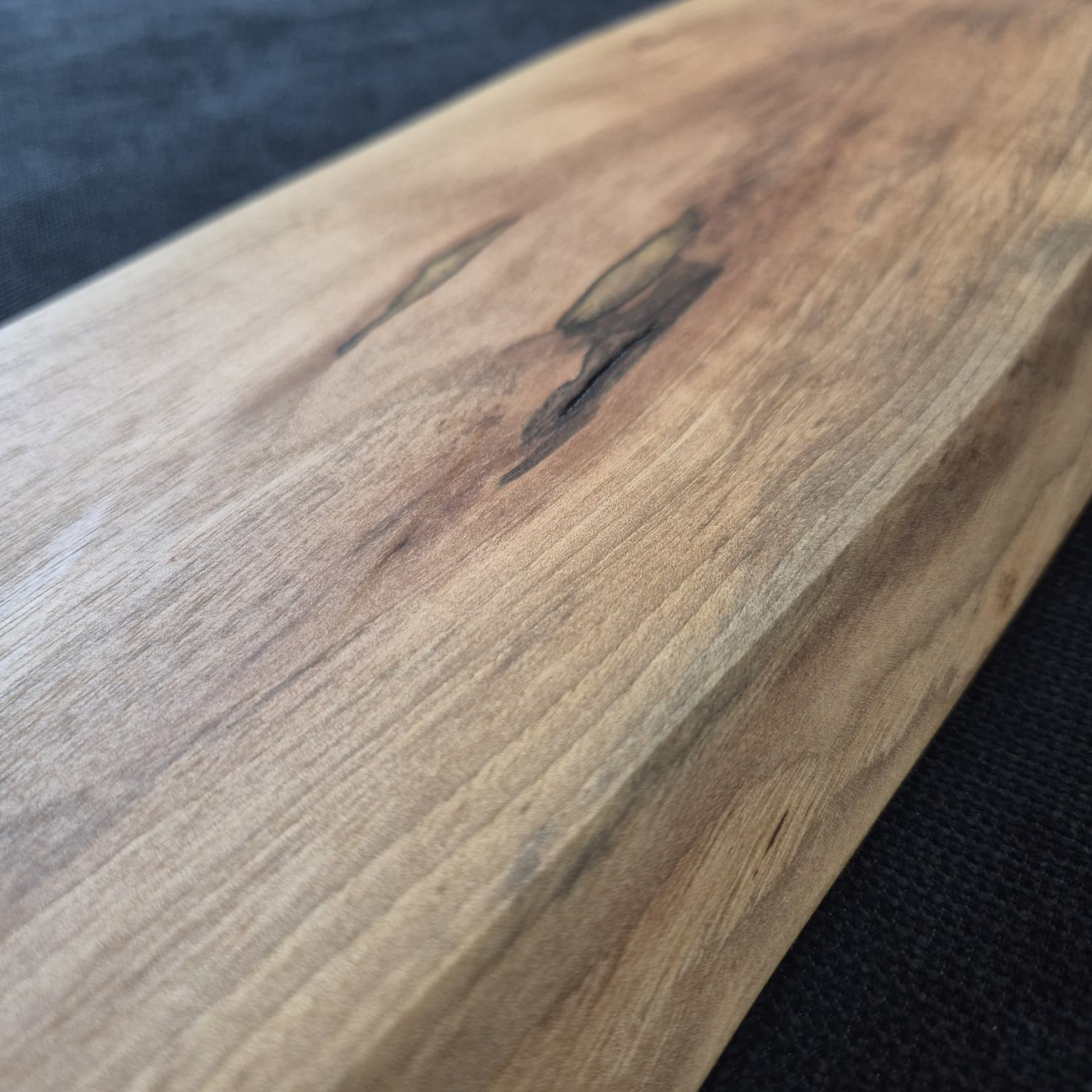 platou-servire-lemn-masiv-live-edge-60x15-handmade-escu-woodwork [3]