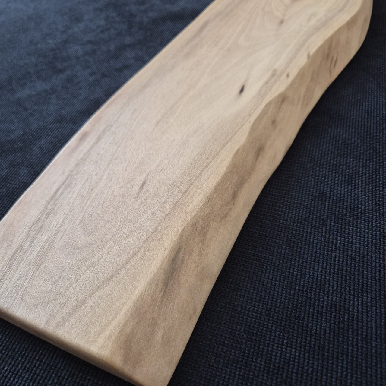 platou-servire-live-edge-lemn-masiv-46x15-escu-woodwork [4]