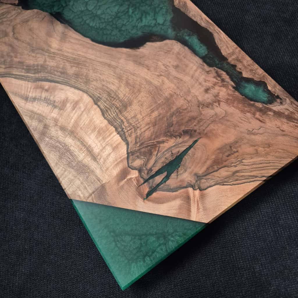 Platou din lemn masiv cu rășină epoxidică verde – handmade [4]