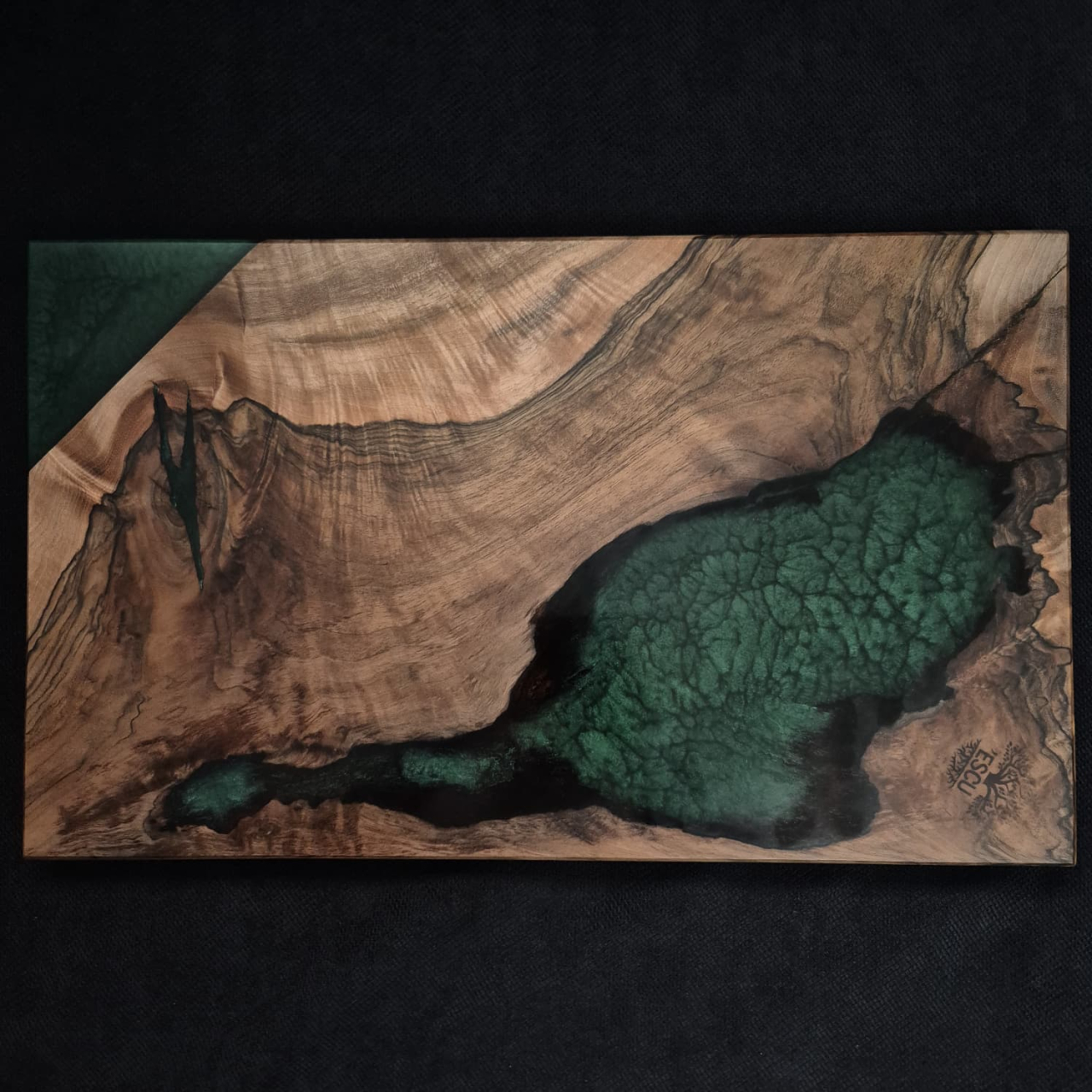 Platou din lemn masiv cu rășină epoxidică verde – handmade [1]