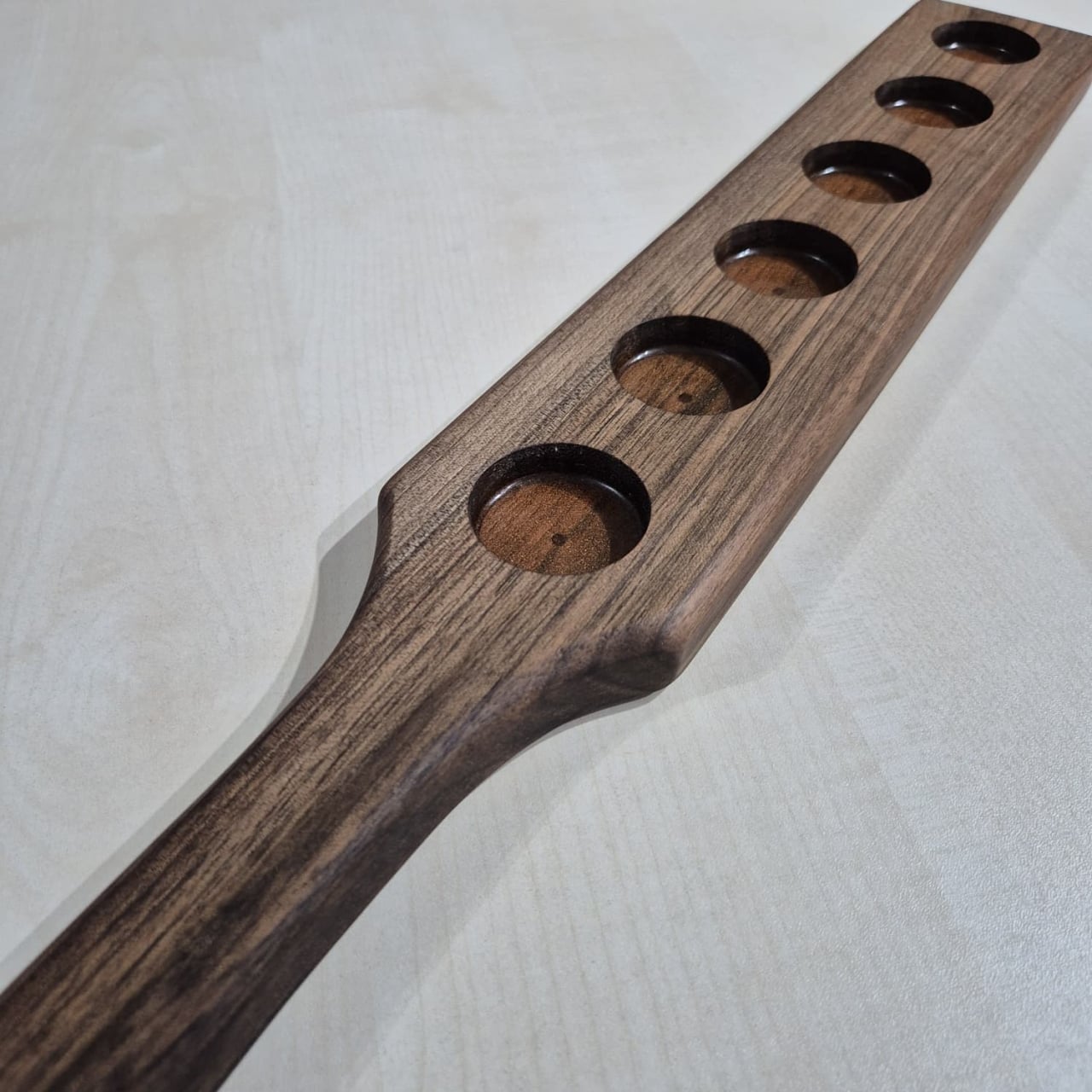 Suport pentru shoturi BLACK – din lemn de nuc masiv handmade [2]