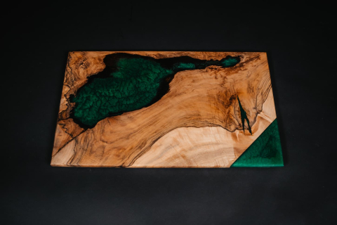 TOCATOARE SI PLATOURI - Platou din lemn masiv cu rășină epoxidică verde – handmade