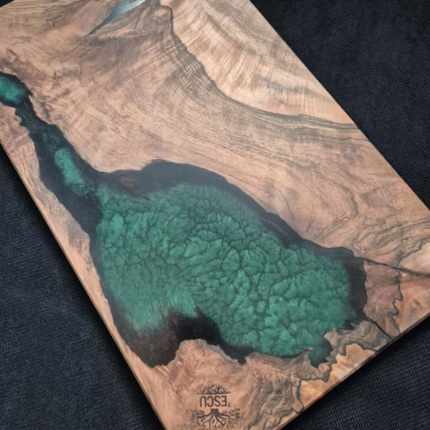 Platou din lemn masiv cu rășină epoxidică verde – handmade [1]