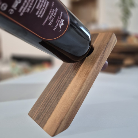 SUPORTURI STICLE DE VIN - Suport echilibru pentru vin din lemn masiv – fibră naturală pronunțată ESCU Woodwork