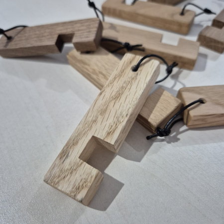 Suport din lemn pentru telefon – handmade [1]