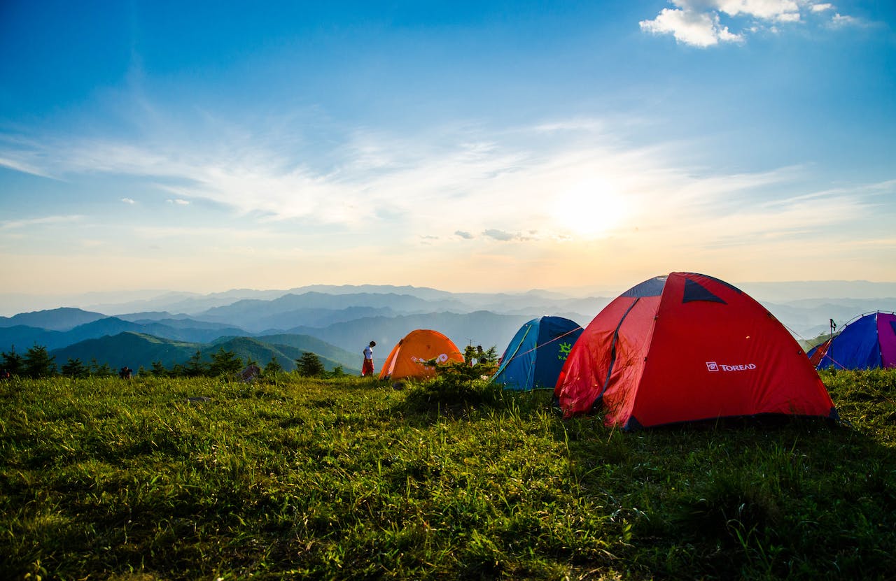 Pachetul perfect de camping: Ghidul complet pentru a-ți pregăti echipamentul resigilat sau second hand