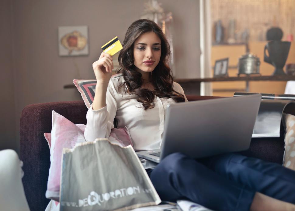 5 Modalități de a Găsi Oferte Uimitoare la Produsele Resigilate Online