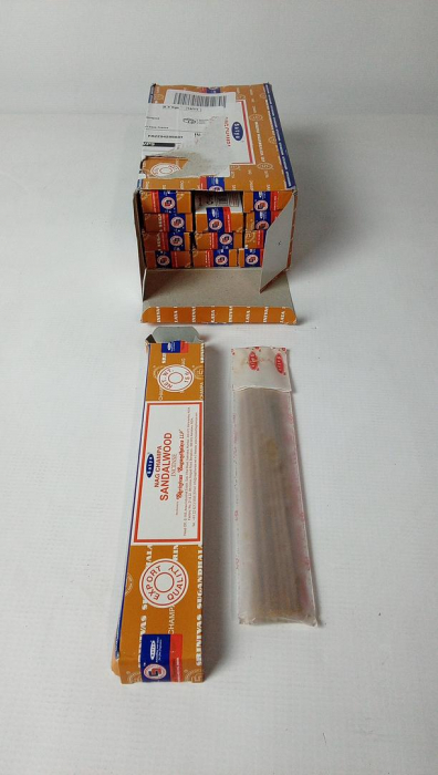 Bețișoare de tămâie din lemn de santal Satya 15 g, cutie cu 12 pachete [2]