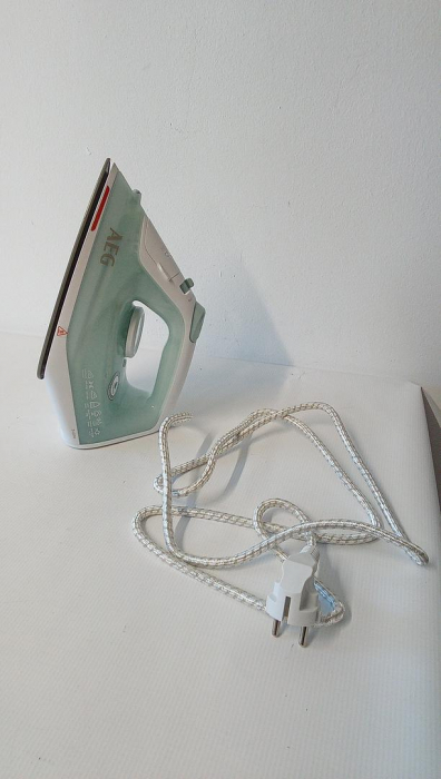 Fier de calcat cu aburi AEG DB 1740LG, 2400 W, 30g abur/min, talpă ceramică, 250 ml, sistem anticalcar [3]