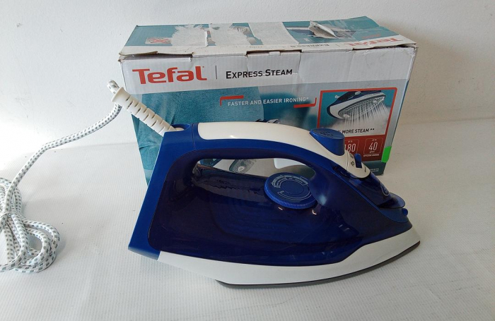 Fier de calcat cu aburi Tefal FV2838 Express, 2400 W, 180 g/min, albastru [2]