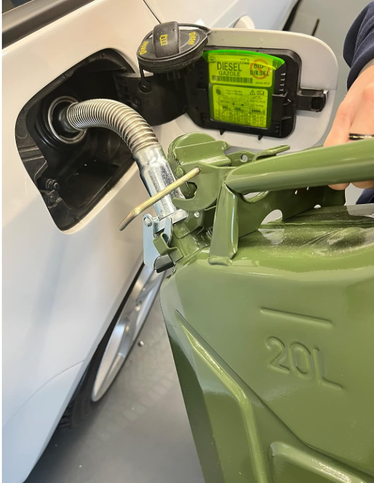 Furtun flexibil UNITEC, potrivit pentru canistrele metalice de 20L Cartrend și Valpro [2]