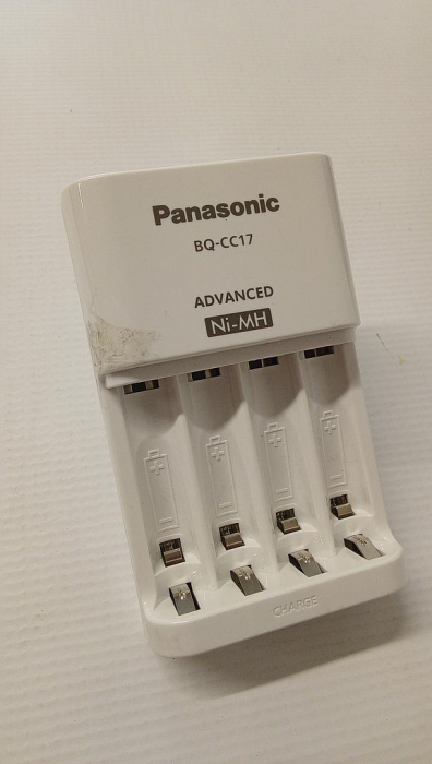 Încărcător inteligent Panasonic pentru 1-4 baterii Ni-MH AA/AAA cu 4 indicatori LED [2]