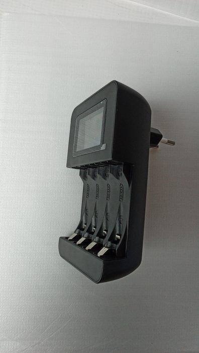 Încărcător inteligent pentru baterii Amazon Basics, 4 baterii AA/AAA [2]