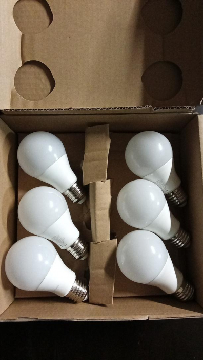 Set 6 becuri LED E27 Amazon Basics, echivalent 60W, 9 wați, alb cald [2]
