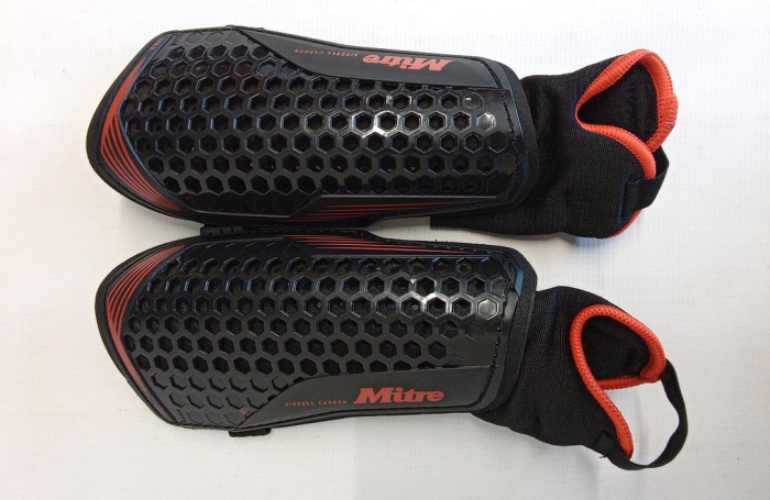 Tibiere fotbal pentru adulti Mitre Aircell, aparatori unisex, negru/rosu, marime XL [3]