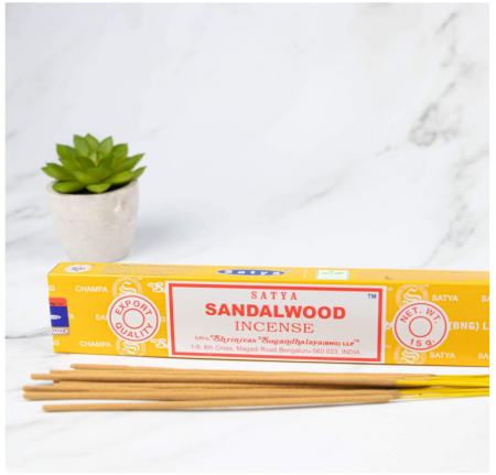 Bețișoare de tămâie din lemn de santal Satya 15 g, cutie cu 12 pachete [4]