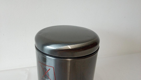 Coș de gunoi cu capac și pedală WENKO, pentru baie, oțel inoxidabil, negru [2]