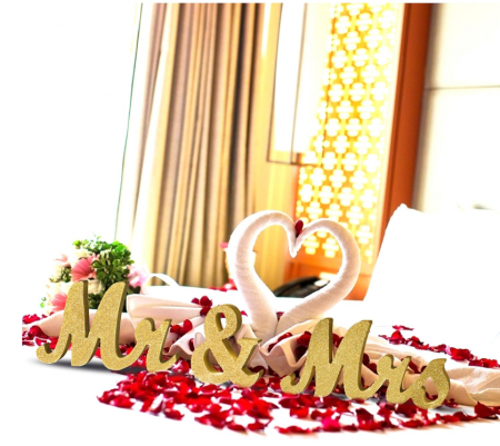 Decor pentru nuntă cu "Mr and Mrs" (Domn si Doamna), din lemn, cu sclipici auriu [5]