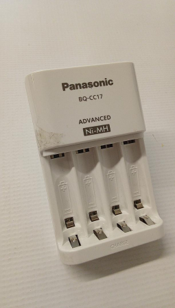 Încărcător inteligent Panasonic pentru 1-4 baterii Ni-MH AA/AAA cu 4 indicatori LED [1]