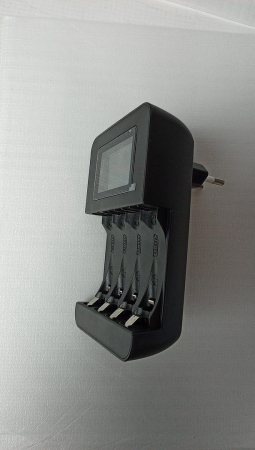 Încărcător inteligent pentru baterii Amazon Basics, 4 baterii AA/AAA [1]