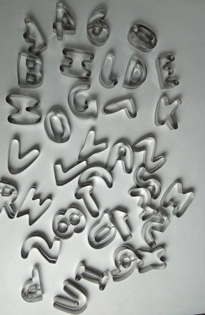 Set de 36 de forme pentru prajituri Relaxdays, cu litere și cifre, oțel inoxidabil [1]